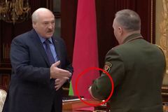 "Přinesl mi tu starou bombu." Lukašenko sehrál s ministrem 'divadlo' pro Západ