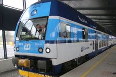 Na trati mezi Prahou a Děčínem nejezdily dvě hodiny vlaky, u Prahy vlak srazil chodce
