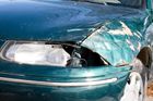 Při nehodě na Svitavsku zemřel po nárazu do stromu řidič auta, tři děti se zranily