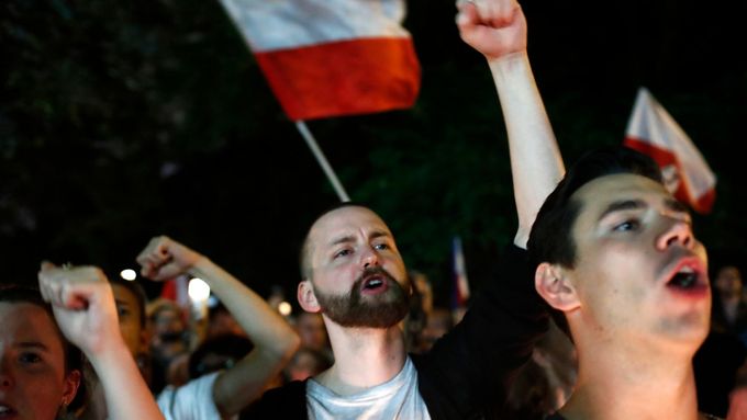 Obrazem: Bouřlivá noc "zrádců" v Polsku. Demonstranti blokovali Senát, který schválil soudní reformu