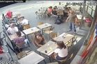 Francií otřáslo video z kavárny. Útočník napadl ženu, která se bránila sexuálnímu obtěžování