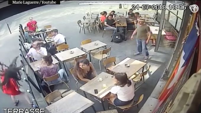 Útočník napadl ženu u francouzské kavárny, ta se bránila sexuálnímu obtěžování
