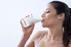 Nadměrné pití mléka dospělé před zlomeninami neochrání