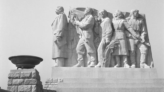 Stalinovo Záprdelí. Neslavný příběh pražského sousoší, jehož autor spáchal sebevraždu