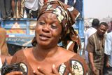 Žez z nigerijského Lagosu pláče v místě, kde výbuch ropovodu zabil stovky lidí.