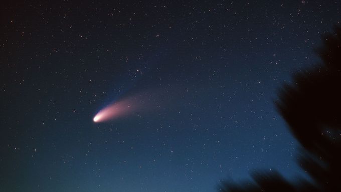 Hale-Boppova kometa ohromovala svou krásou a extrémní jasností. Vidět byla pouhým okem, a to dlouhých 18 měsíců.