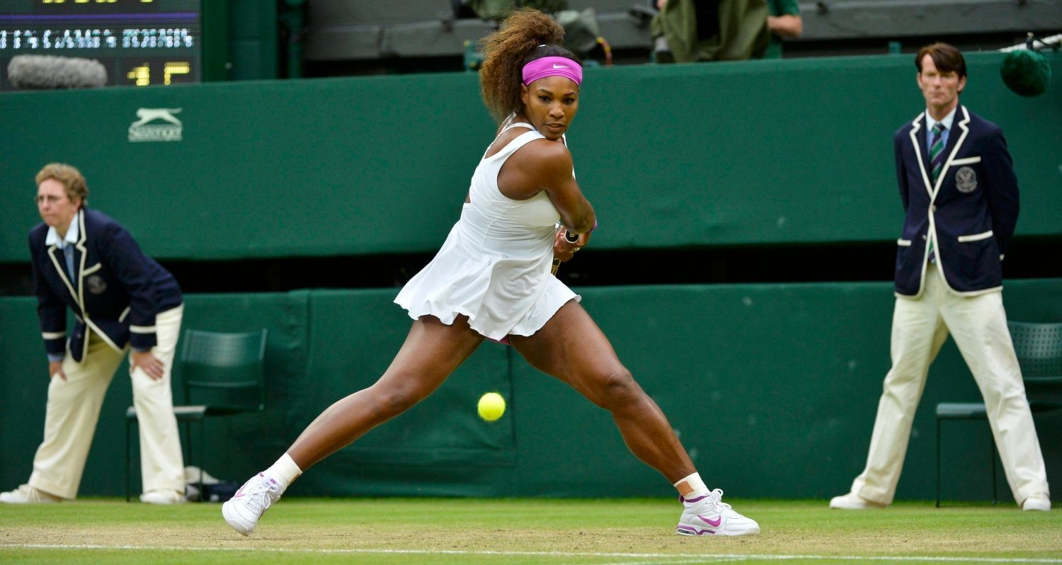 Americká tenistka Serena Williamsová odráží míček během utkání s Češkou Petrou Kvitovou ve čtvrtfinále Wimbledonu 2012.