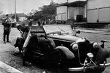 Dne 27. května 1942 v 10 hodin a 35 minut byl explozí bomby Jana Kubiše smrtelně zraněn zastupující říšský protektor Reinhard Heydrich. Heydrichův automobil byl vrženou pumou poškozen v Kichmayerově ulici v Holešovičkách. Pravděpodobně jde o vůbec první snímek Heydrichova mercedesu pořízený nedlouho po atentátu na místě útoku.