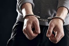 V Praze zadržen muž kvůli kuplířství a dětskému pornu