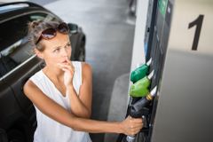 Cena benzinu dál stoupá. Nafta za týden zdražila o víc než korunu