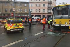 V Plzni se srazila tramvaj s autobusem. Na místě bylo sedmnáct zraněných