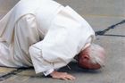 Papež Jan Pavel II. líbá zem na ruzyňském letišti v Praze (21. 4. 1990)