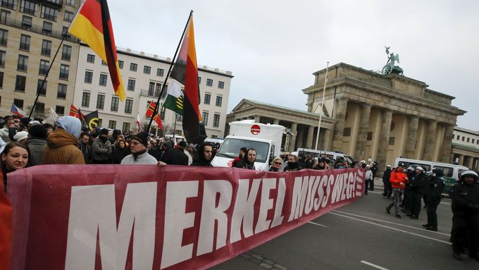 Foto z protiimigrační demonstrace v Berlíně.