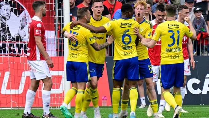 Hráči Zlína se radují z gólu v zápase 3. kolo nadstavby Fortuna: Ligy v Pardubicích.