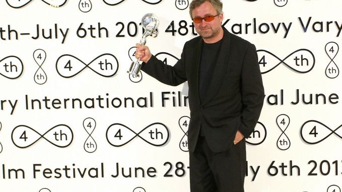 Jan Hřebejk třímá cenu za režii filmu Líbánky.