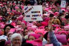 Fotky: Donalde, ženy jsou taky lidi! Statisíce lidí pochodovaly proti Trumpovi, zapojila se i Praha