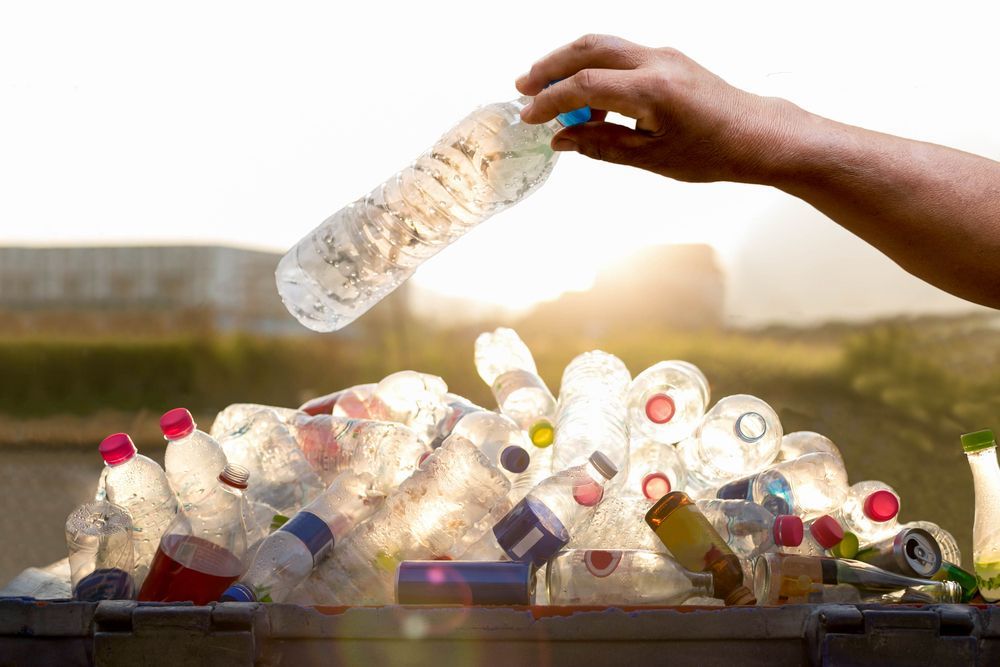 Plast, plasty, plastová lahev - ilustrační foto.