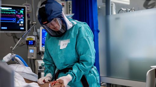 Zdravotnice v Norsku pečuje v nemocnici v Oslu o pacienta nakaženého koronavirem.