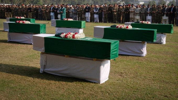 Rakve s těly pákistánských vojáků, které v sobotu zabila palba z vrtulníků NATO.