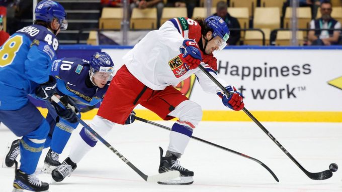 Daniel Voženílek a Nikita Michajlis v zápase MS 2025 Česko - Kazachstán