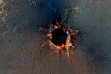 Další (tentokrát kolorovaný) snímek z Marsu ukazuje 90 metrů široký kráter Santa Maria. Šipka označuje místo, kam se dostala sonda NASA. Pro lepší orientaci - sever planety je nahoře, na západní straně jsou patrné stopy po vozítku.