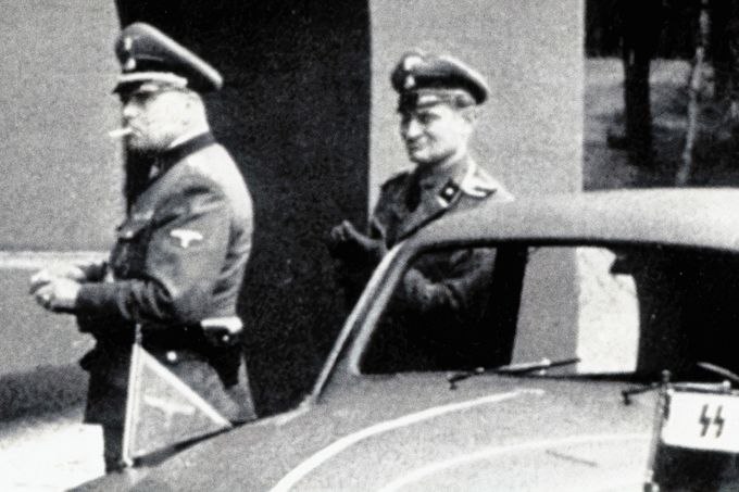 SS-Gruppenführer a generálporučík Waffen-SS Carl Friedrich von Pückler-Burghaus (na snímku vlevo).