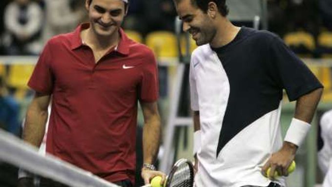 Roger Federer (vlevo) a Pete Sampras