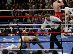 Americký boxer Calvin Brock se ocitl na zemi po ráně od Ukrajince Vladimíra Klička. Rozhodčí zápas v sedmém kole předčasně ukončil.