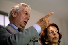 Nobelovu cenu za literaturu získal Mario Vargas Llosa - na snímku se svou manželkou.