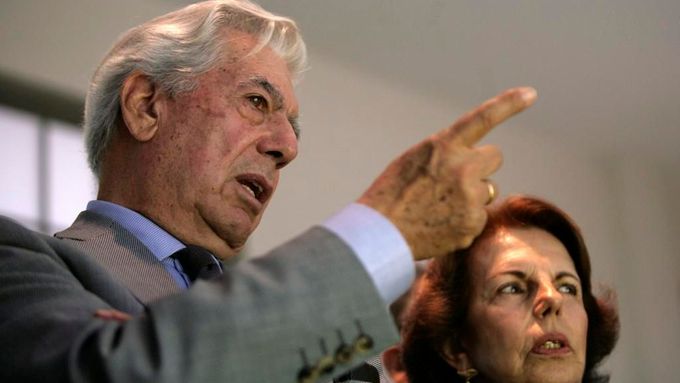 Nobelovu cenu za literaturu získal Mario Vargas Llosa - na snímku se svou manželkou.