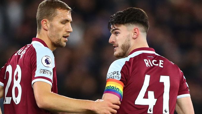 Tomáš Souček a kapitán Declan Rice jsou klíčovými hráči West Hamu, přesto berou podstatně míň než Kurt Zouma