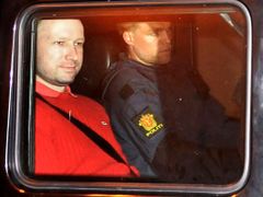 A. B. Breivik v pondělí na cestě k soudu.
