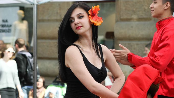 Obrazem: Romové na festivalu roztancovali i kolemjdoucí