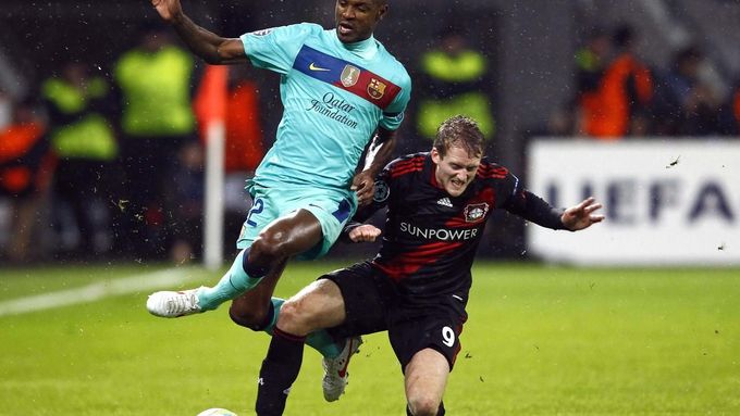 Francouzský obránce Éric Abidal z Barcelony bojuje o míč s německým záložníkem Andre Schürrlem z Leverkusenu během utkání Ligy mistrů.