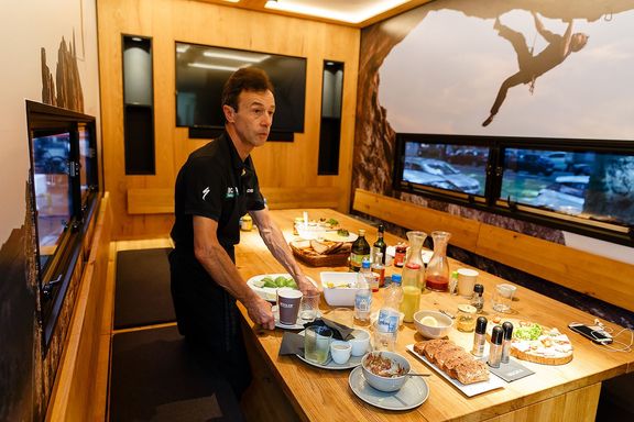 Pohled do jídelny ukryté uvnitř kamionu. Tady cyklisté během Tour de France jedí.