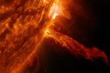 Zachycená mohutná sluneční erupce plazmatu o velikosti násobně větší, než je Země. Gravitace Slunce ale následně většinu plazmatu zase přitáhla zpět. Takové erupce jsou na Slunci zcela běžným jevem.
