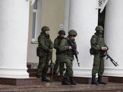 Ozbrojenci v Simferopolu, 28. 2. 2014.