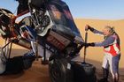 Čech na Dakaru otočil buginu přes střechu. Nikdo mu nepomohl, zůstal v poušti do noci