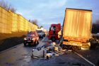 Při srážce dvou kamionů, dodávky a osobního auta u Jičína zahynul řidič. Silnice je uzavřena