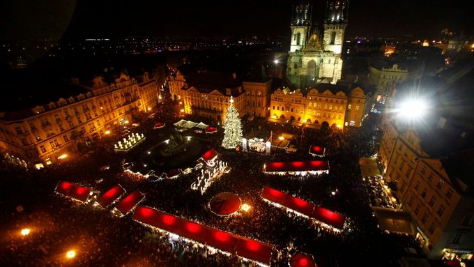 Tak zářil vánoční strom nad Staroměstským náměstím v roce 2011.