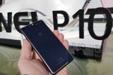 Nový telefon P10/P10 Plus od Huawei výrazně změnil design, a více tak připomíná iPhone 7. Čtečka otisků přesunutá na přední stranu telefonu slouží jako univerzální ovládací tlačítko. V Česku se bude prodávat za 16 tisíc korun.