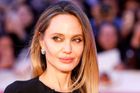 Řím, Itálie: Herečka Angelina Jolie pózuje na červeném koberci při premiéře filmu Couture režisérky Alice Winocour na římském filmovém festivalu.