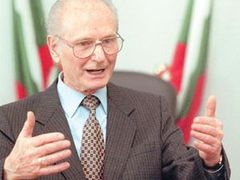 Nedelčo Beronov, šéf Ústavního soudu má podporu hlavních opozičních pravicových stran v zemi v čele s koalicí Spojené demokratické síly (ODS), za niž byl v letech 1997-2001 členem parlamentu.