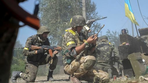 Ukrajinští vojáci během bitvy o 20tisícové město Ilovajsk.