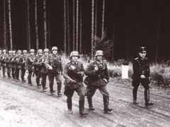 Němečtí vojáci bez jakéhokoliv odporu přecházejí počátkem října 1938 československou hranici v Orlických horách
