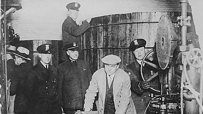 Předchůdci growshopů versus strážci prohibice. Policie zasahuje v ilegálním pivovaru v Detroitu, 20. léta.