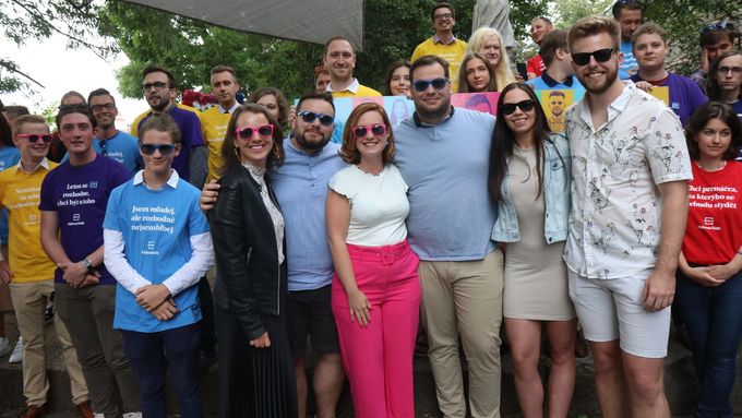 Politické strany se snaží využít k přesvědčování voličů i své mladé členy. Takto v brýlích, které rozdávají v kampani, pózovali mladí příznivci ODS, lidovců a TOP 09.