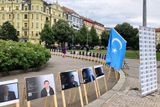 Výstava Tváře ujgurské genocidy se konala na pražském náměstí Jiřího z Poděbrad mezi 19. a 21. červnem. Čeští návštěvníci ji mohli vidět poprvé, dříve proběhla i v americkém Washingtonu, v Ženevě, Berlíně, Mnichově, Vídni, Bruselu nebo v Antverpách.