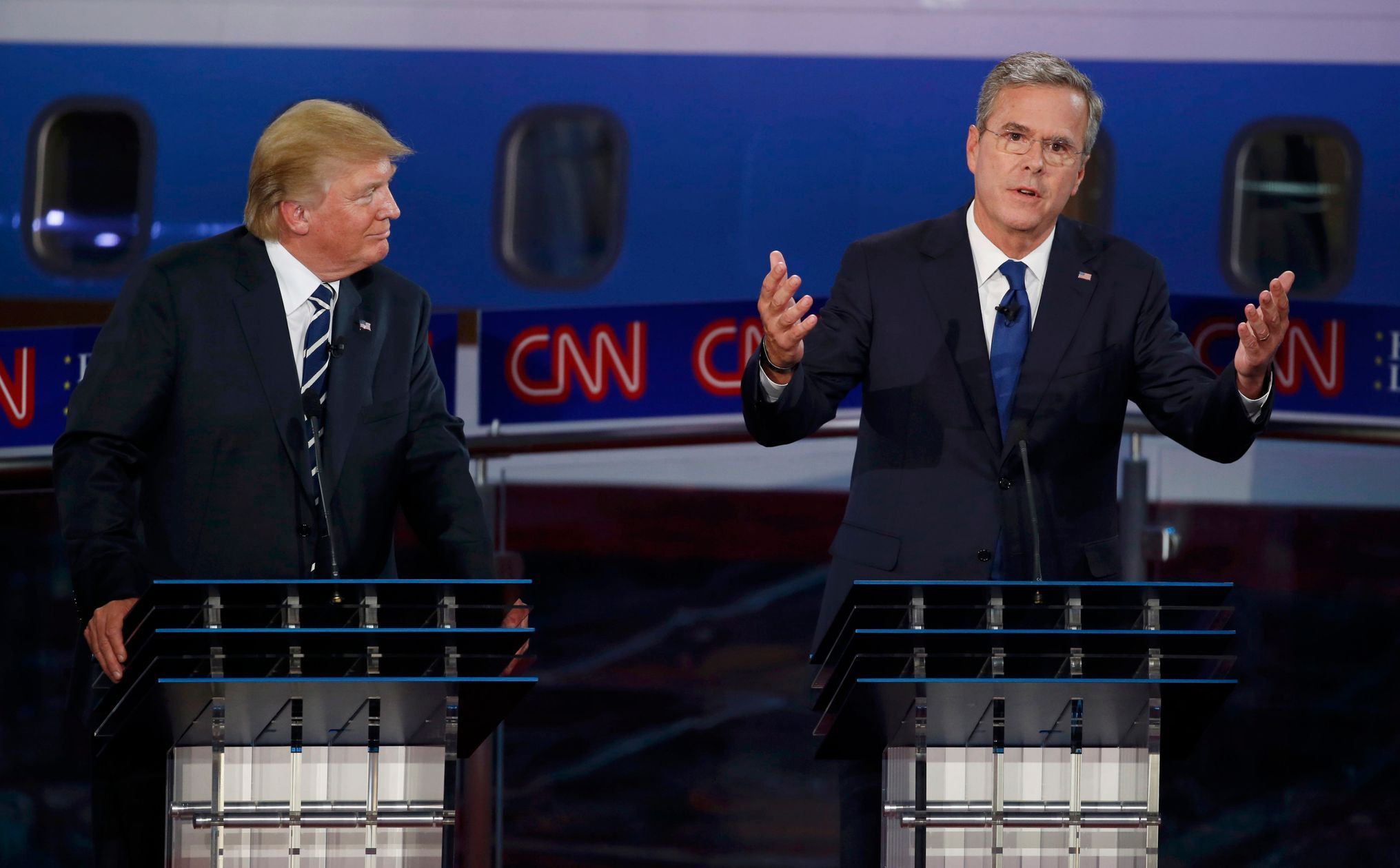 republikánští kandidáti na prezidenta Donald Trump a Jeb Bush při druhé televizní debatě.