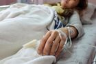 Dívka odmítla chemoterapii, soud jí následně léčbu nařídil